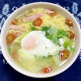 プチトマトとレタスとハムとたまごの塩ラーメン